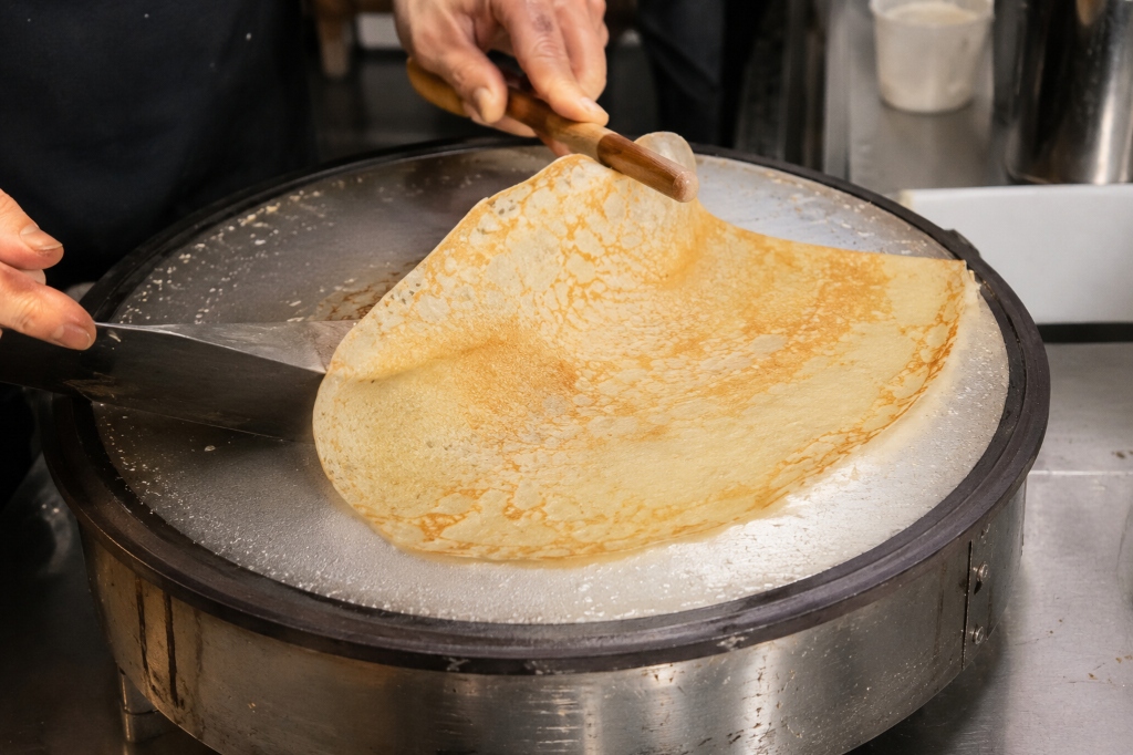 Fotografia real do momento de virar o crepe